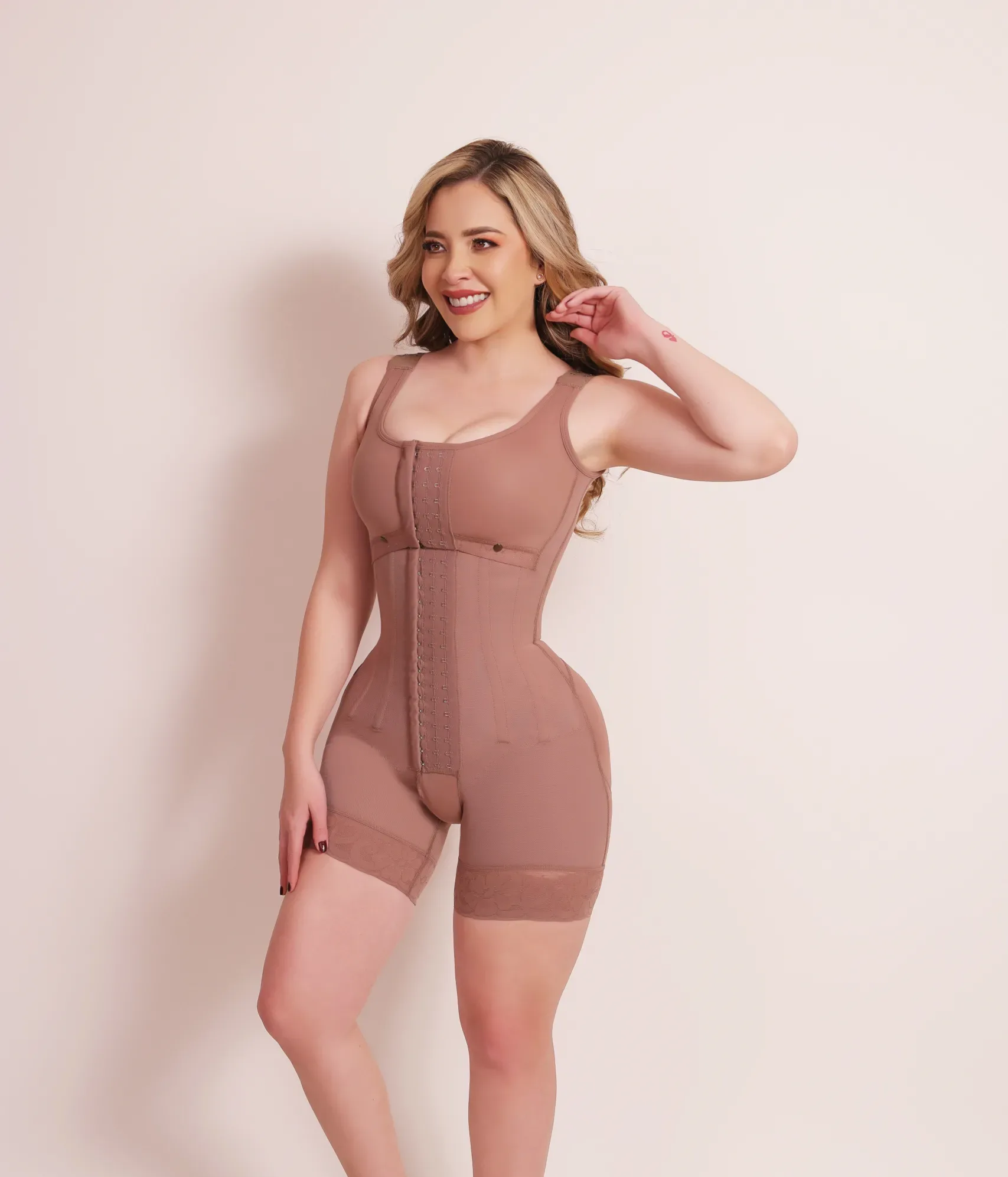 1026 - Bra 3 Hooks & Full Control Body Shaper Short